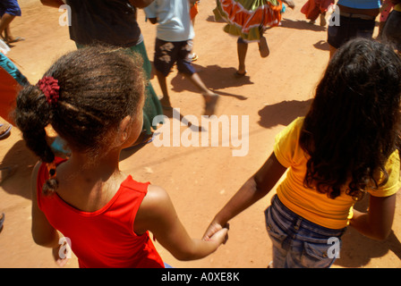 Bambini brasiliani tenendo le mani Foto Stock