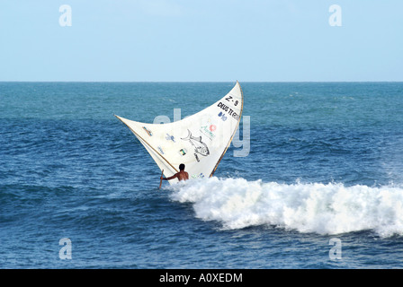 Fisherman con tradizionale barca da pesca (Jangada) lasciando la costa, Iguape vicino a Fortaleza Ceará, Brasile Foto Stock