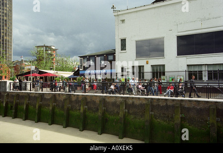 Regno Unito, Inghilterra, Londra. Negozi bar e ristoranti a Gabriel s Wharf sulla riva sud del fiume Tamigi Foto Stock