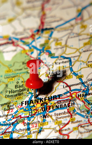 Mappa perno rivolto a Francoforte , in Germania su una mappa stradale Foto Stock