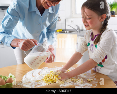 Madre e figlia miscelazione degli ingredienti Foto Stock