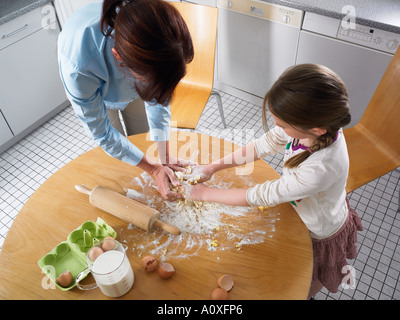 Madre e figlia miscelazione degli ingredienti Foto Stock