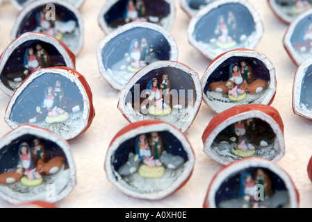 Tiny presepi in shell come casi di vendita in un mercato a San Angel Città Del Messico Foto Stock