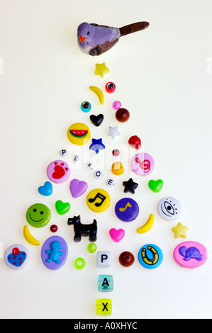 Pace pulsante forme pezzi in un albero di Natale su bianco Foto Stock