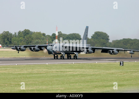 Il USAF B 52H prende il largo sulla pista di RIAT 2005 RAF Fairford Gloucestershire England Regno Unito Foto Stock