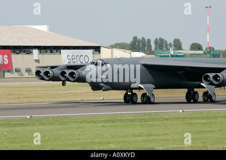 Il USAF B 52H prende il largo sulla pista di RIAT 2005 RAF Fairford Gloucestershire England Regno Unito Foto Stock