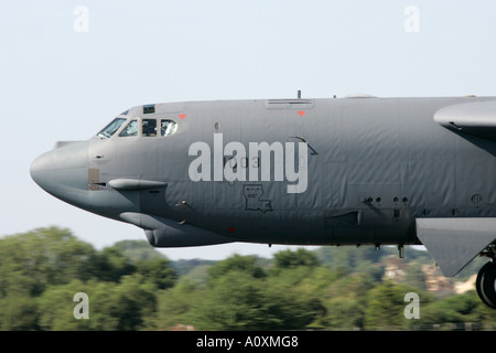 Il USAF B 52H prende il largo sulla pista di RIAT 2005 RAF Fairford Gloucestershire England Regno Unito Foto Stock