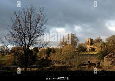 Vista di St Leonards Chiesa Downham, Clitheroe Lancashire.tardo inverno luce Foto Stock