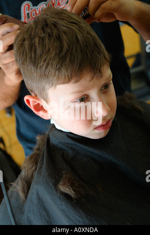 Ragazzo giovane come ottenere il taglio dei capelli Foto Stock