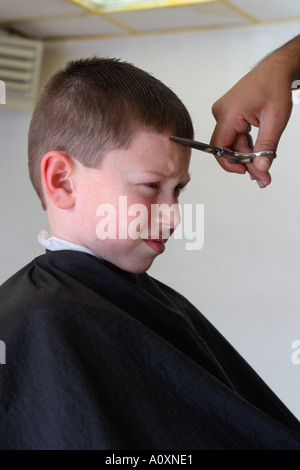 Ragazzo giovane Getting Taglio capelli Modello rilasciato Foto Stock