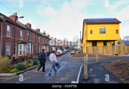 Auto costruire case ecologiche in costruzione all'Ashley Vale sito in Bristol giustapposto contro vittoriano alloggiamento terrazzati Inghilterra Foto Stock