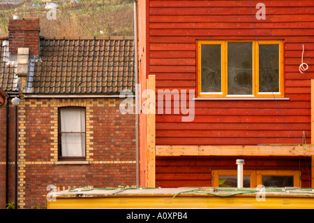 Auto costruire case ecologiche in costruzione all'Ashley Vale sito in Bristol giustapposto contro vittoriano alloggiamento terrazzati Inghilterra Foto Stock