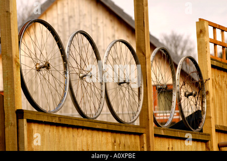 Auto costruire case ecologiche in costruzione all'Ashley Vale sito in Bristol decorazione di recinzione England Regno Unito GB Foto Stock