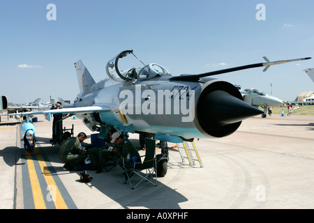 Romanian Air Force Mig 21MF Lancer C e equipaggio RIAT 2005 RAF Fairford Gloucestershire England Regno Unito Foto Stock