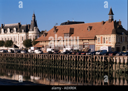 Waterfront e il mercato del pesce a Trouville Basse Normandie Normandia Francia Europa Foto Stock