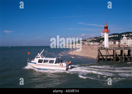 Imbarcazione da diporto e faro Trouville Basse Normandie Normandia Francia Europa Foto Stock
