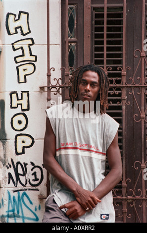 L'Avana, Cuba. Hip Hop artista Deno (Denis Penalver Medina) al di fuori della sua casa Foto Stock