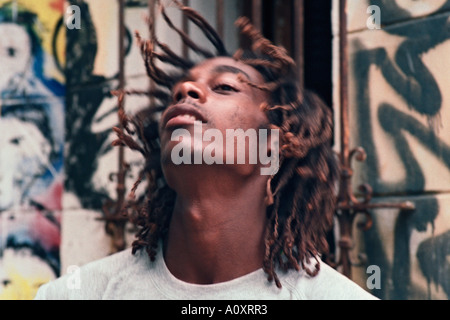 L'Avana, Cuba. Hip Hop artista Deno (Denis Penalver Medina) al di fuori della sua casa Foto Stock