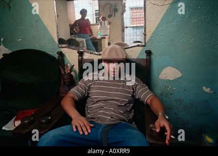 L'Avana, Cuba. Hip Hop artista Papo registrare, a casa sua sorella riflessa in specchio Foto Stock