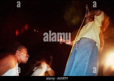 CUBA HAVANA Hip hop notte al 500 Amfiteatro capacità nella verdeggiante Almendares Parque Foto Stock