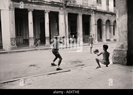 CUBA HAVANA bambini giocare a baseball utilizzando una bottiglia di plastica superiore e legno di scarto per la sfera e la bat in Centro Habana Foto Stock