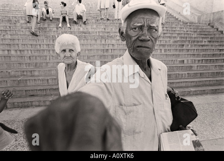 CUBA AVANA fornitore quotidiano al di fuori del Capitolio Nacional in Havana Vieja Foto Stock