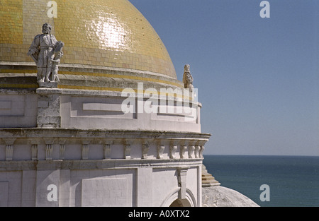 Il giallo cupola della cattedrale di Cadice con l'Oceano Atlantico in background. Cadice, Andalusia, Spagna Foto Stock