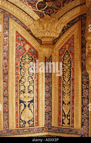 Sollevate il gesso dorato opera sulla parete dipinta Kuchaman Fort Kuchaman Rajasthan India Asia Foto Stock