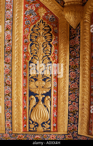 Sollevate il gesso dorato opera sulla parete dipinta Kuchaman Fort Kuchaman Rajasthan India Asia Foto Stock