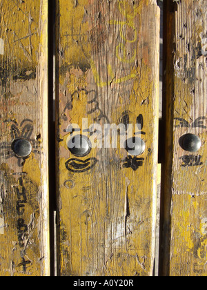 Clowns graffiti sul banco di picnic all'aperto Foto Stock