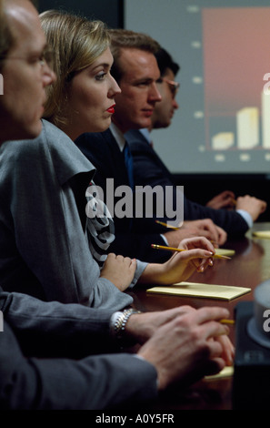 Profilo laterale di una imprenditrice e tre uomini di affari in un seminario Foto Stock