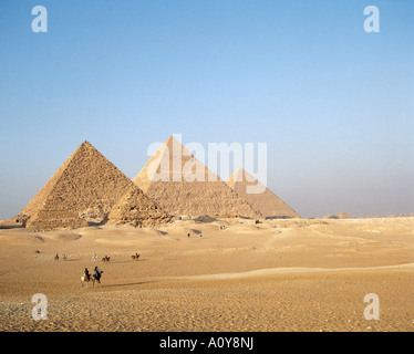 Le piramidi di Menkaure e Chephren e le lontane Grande Piramide di Cheope Khufu le Piramidi di Giza impostato sul loro altopiano nel deserto Foto Stock