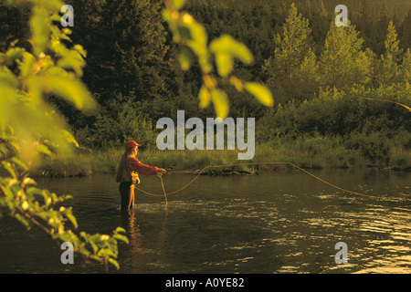 Donna di Pesca a Mosca Report di Pesca sul Fiume SC Alaska Foto Stock