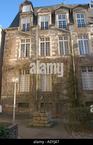 Facciata della vecchia casa in redon Bretagna Francia Foto Stock