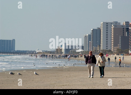 Giovane camminando lungo Myrtle Beach South Carolina in inverno USA Foto Stock