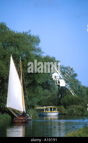 Piacere cruiser e flotta di Hunter barca a vela approccio vicino come hill, norfolk, East Anglia England Regno Unito Foto Stock
