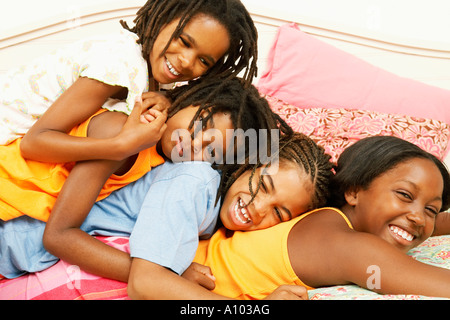 I bambini africani che giocano insieme Foto Stock