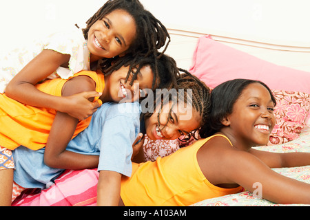 I bambini africani che giocano insieme Foto Stock