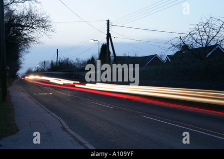 Percorsi di luce dal traffico in transito Foto Stock