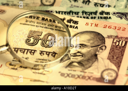 Alta vista angolare di una lente di ingrandimento su un Indiano cinquanta di rupie banconota Foto Stock