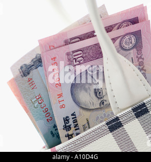 Close-up di Indian banconote di diverse confessioni in un sacchetto Foto Stock