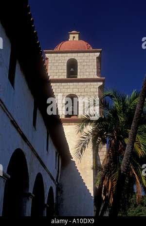 Campanile, la chiesa della missione, missione francescana, la missione di Santa Barbara, Santa Barbara, California, Stati Uniti, America del Nord Foto Stock