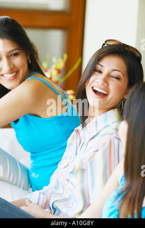 Profilo laterale di due giovani donne sedute Foto Stock