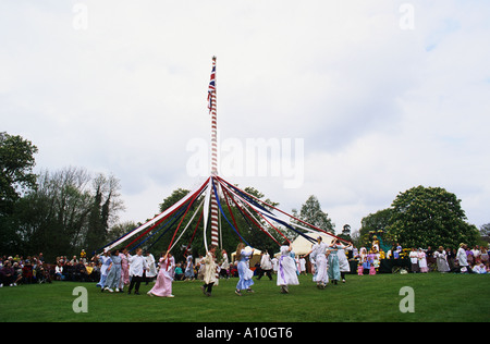 I bambini del villaggio danza attorno al Maypole albero a Ickwell verde il giorno di maggio Bedfordshire Inghilterra Foto Stock