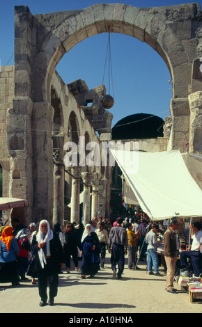 La siria Damasco vecchio Souq città mercato Hamadyeh resti del tempio di Giove porta occidentale vista con gente camminare attraverso verticale Foto Stock