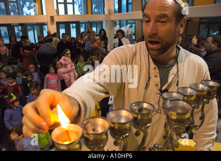 Israele Gerusalemme Kol Haneshamah conservatore illuminazione comunitario della prima candela per Hanukkah festival ebraico uomo lightin Foto Stock