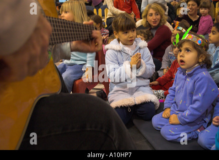 Israele Gerusalemme Kol Haneshamah conservatore illuminazione comunitario della prima candela per Hanukkah festival ebraico bambino Foto Stock