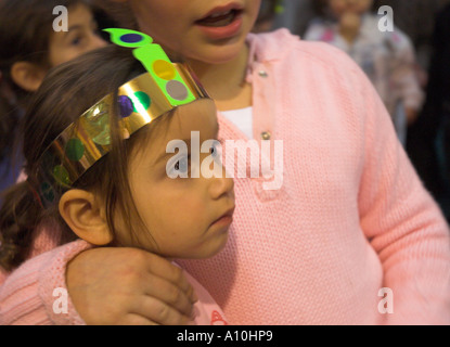 Israele Gerusalemme Kol Haneshamah conservatore illuminazione comunitario della prima candela per Hanukkah festival ebraico ritratto di Foto Stock