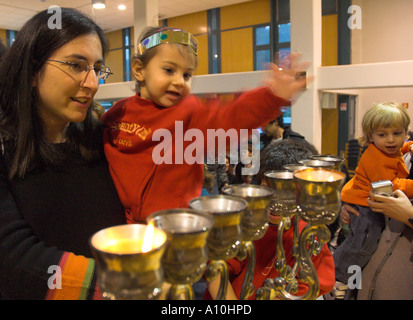 Israele Gerusalemme Kol Haneshamah conservatore illuminazione comunitario della prima candela per Hanukkah festival ebraico ritratto di Foto Stock