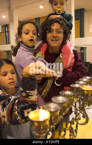 Israele Gerusalemme Kol Haneshamah conservatore illuminazione comunitario della prima candela per Hanukkah festival ebraico ritratto di Foto Stock